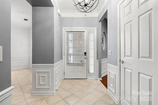 a view of an entryway with a livingroom