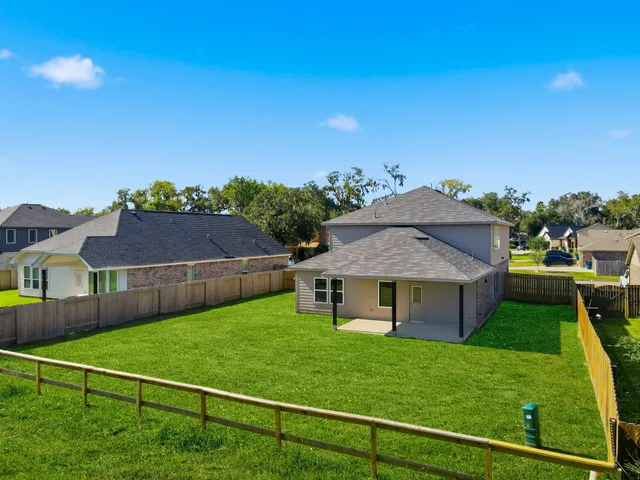 $387,990 | 359 Twin Lakes Boulevard West, West Columbia, TX 77486