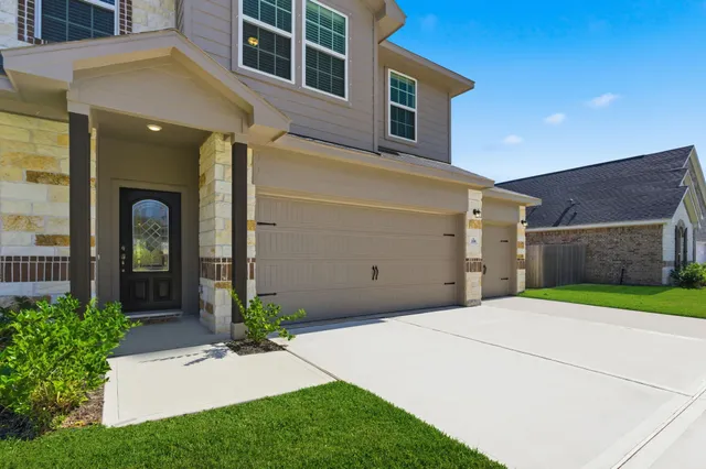 $387,990 | 359 Twin Lakes Boulevard West, West Columbia, TX 77486