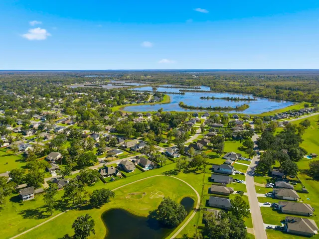 $387,990 | 359 Twin Lakes Boulevard West, West Columbia, TX 77486