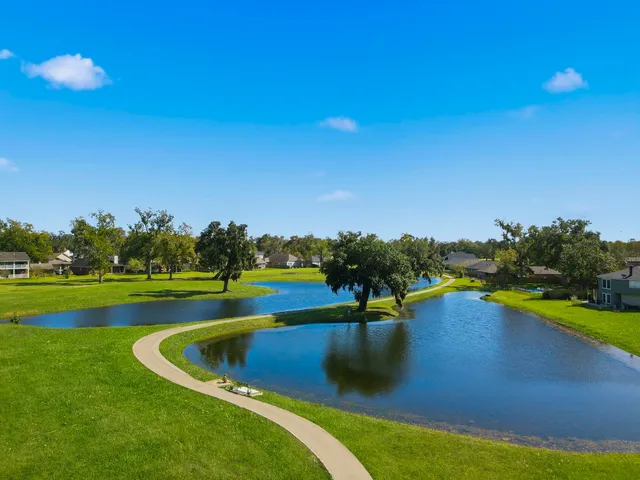 $387,990 | 359 Twin Lakes Boulevard West, West Columbia, TX 77486