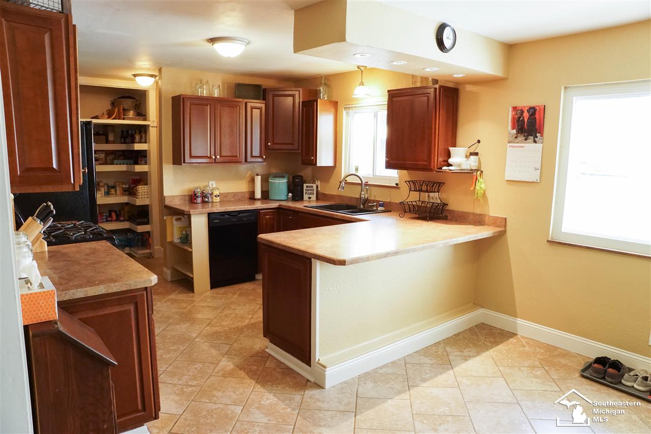 7483 Monroe Road Lambertville, MI 48144 - Photo 4 of 27 Kitchen