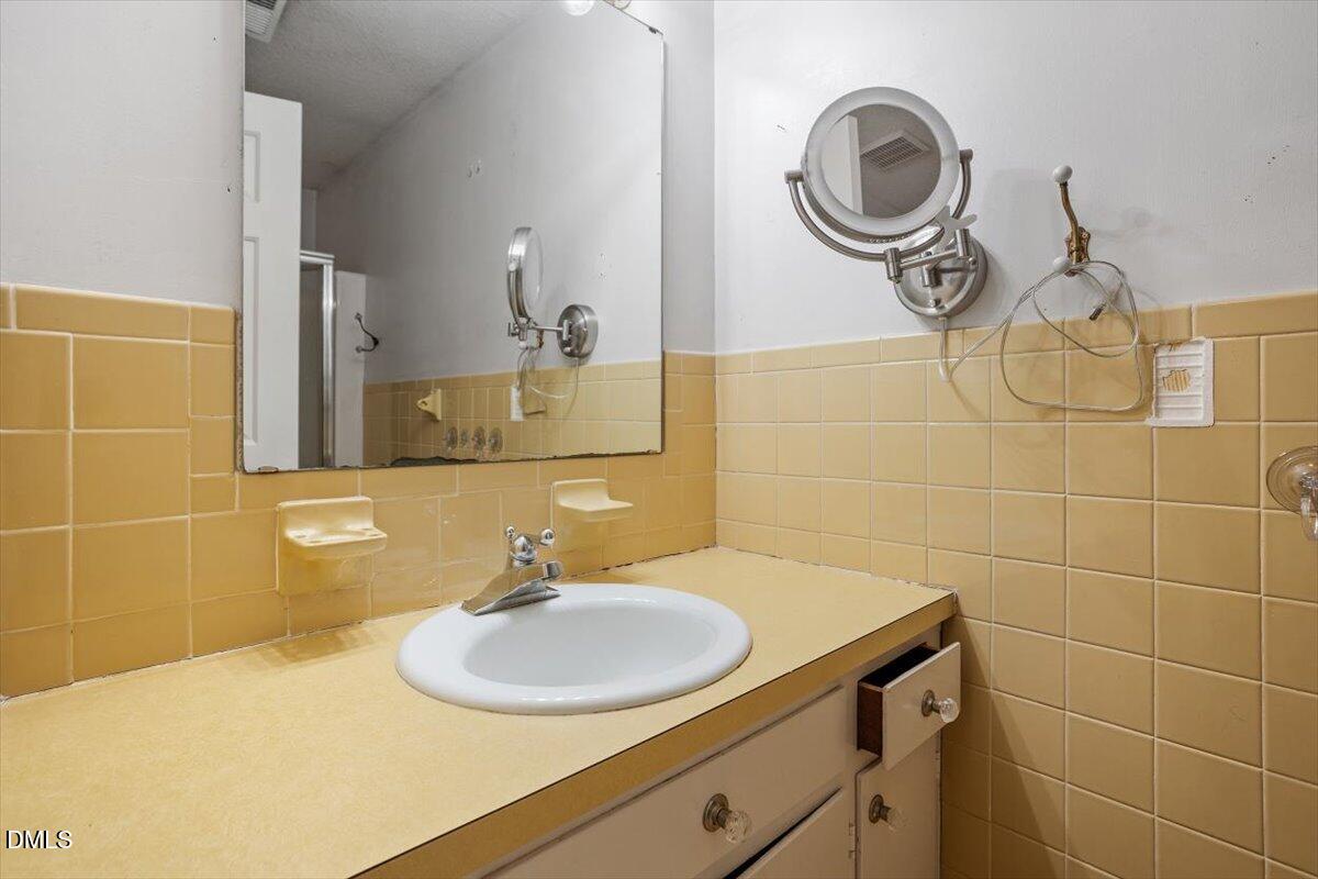 2870 Wycliff Road Raleigh, NC 27607 - Photo 21 of 41 Primary Suite Full bath