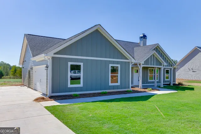 a view of a house with a yard