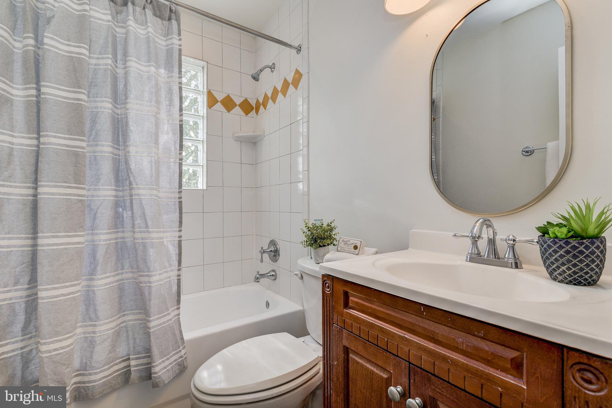 10106 Greenock Road Silver Spring, MD 20901 - Photo 13 of 34 Hall bath with tub/shower combination