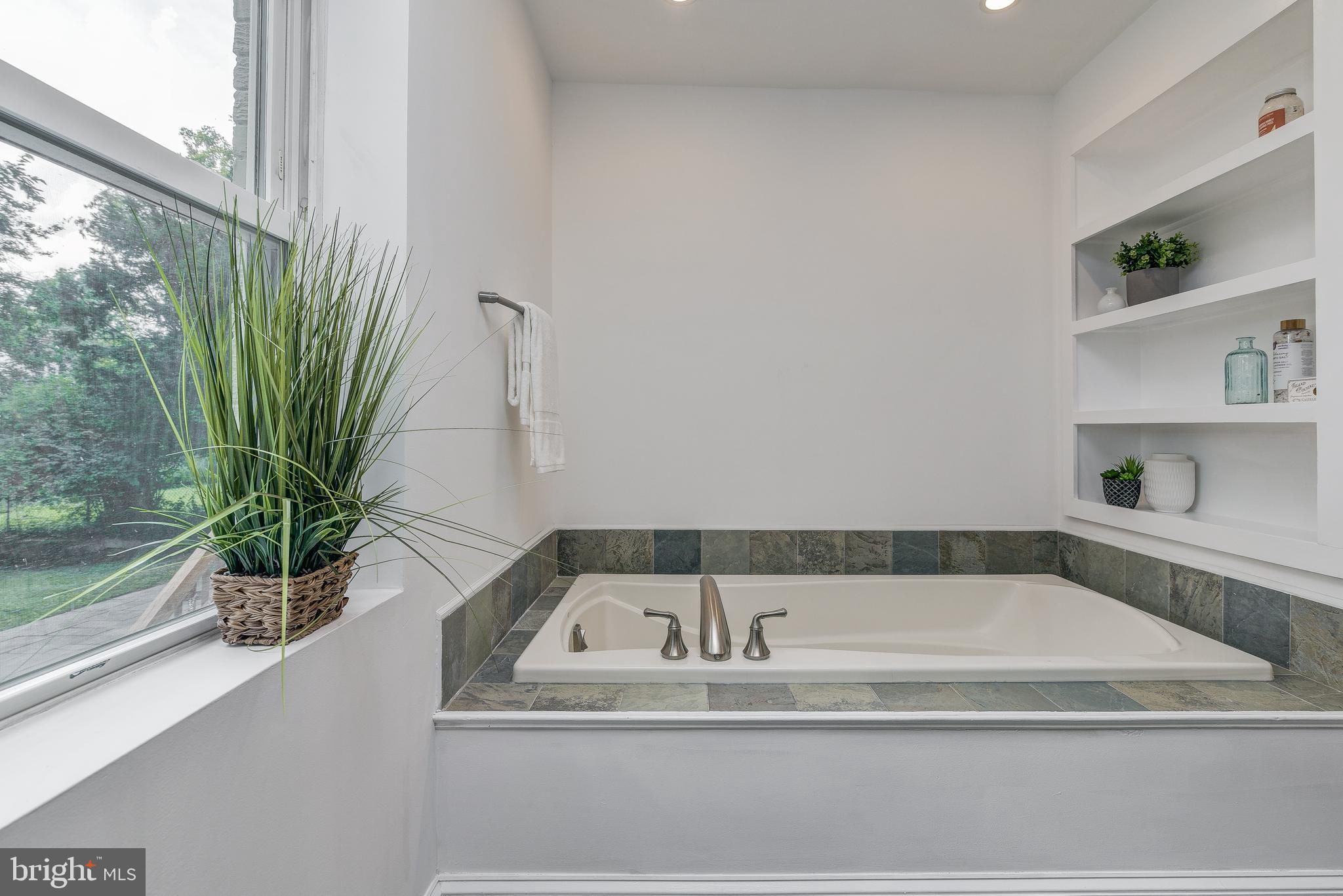 10106 Greenock Road Silver Spring, MD 20901 - Photo 22 of 34 Whirlpool with built in shelving