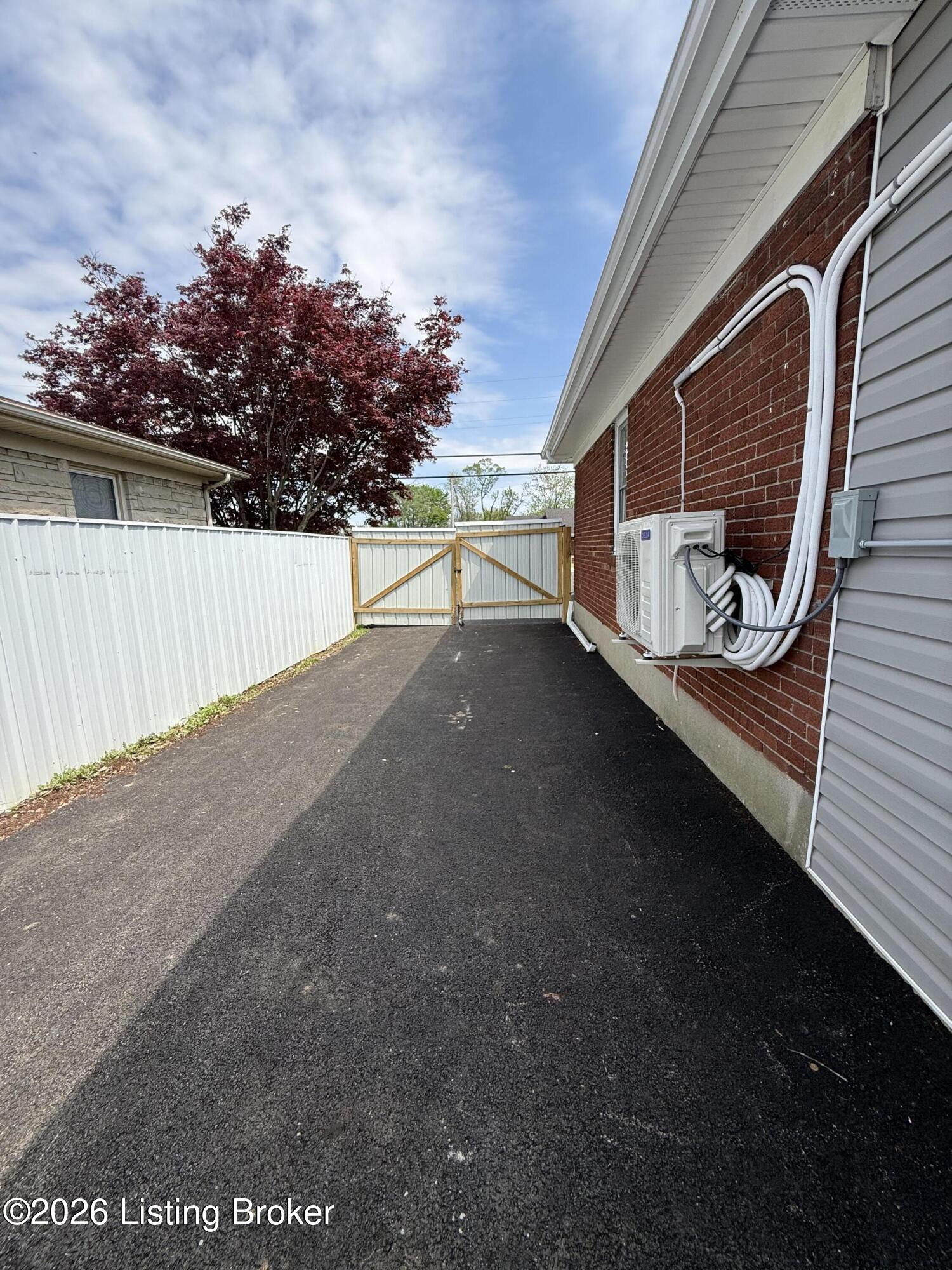 10414 Deering Road Louisville, KY 40272 - Photo 32 of 33 d8