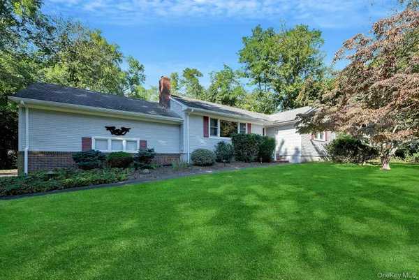 a view of a house with backyard and garden