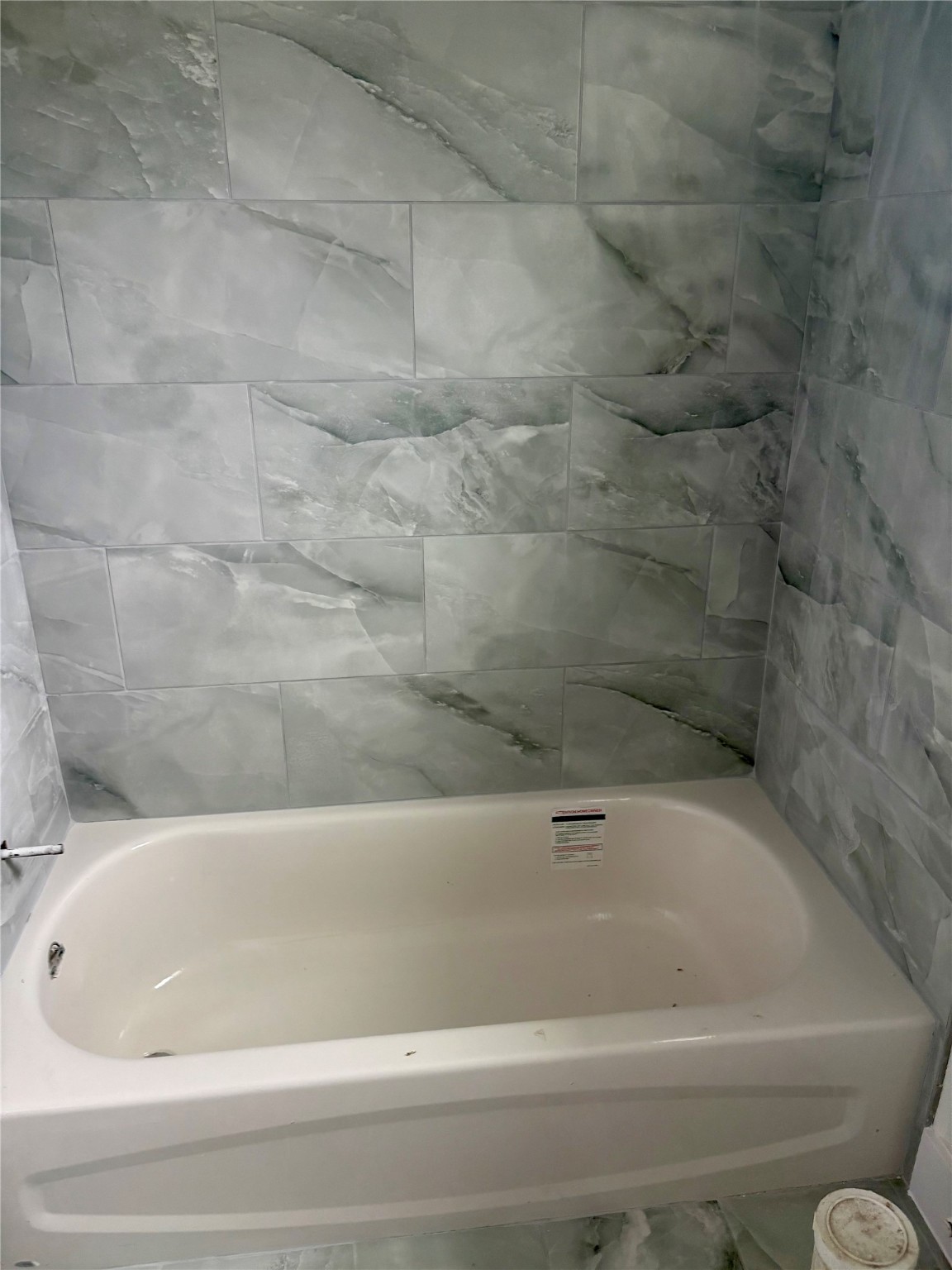 4436 Aledo Street Houston, TX 77051 - Photo 6 of 16 a bathroom with a bathtub