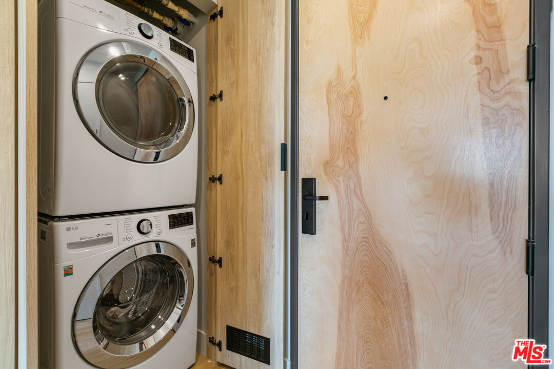 12431 Rochester Avenue, Unit 102 Los Angeles, CA 90025 - Photo 17 of 28 a utility room with dryer and washer