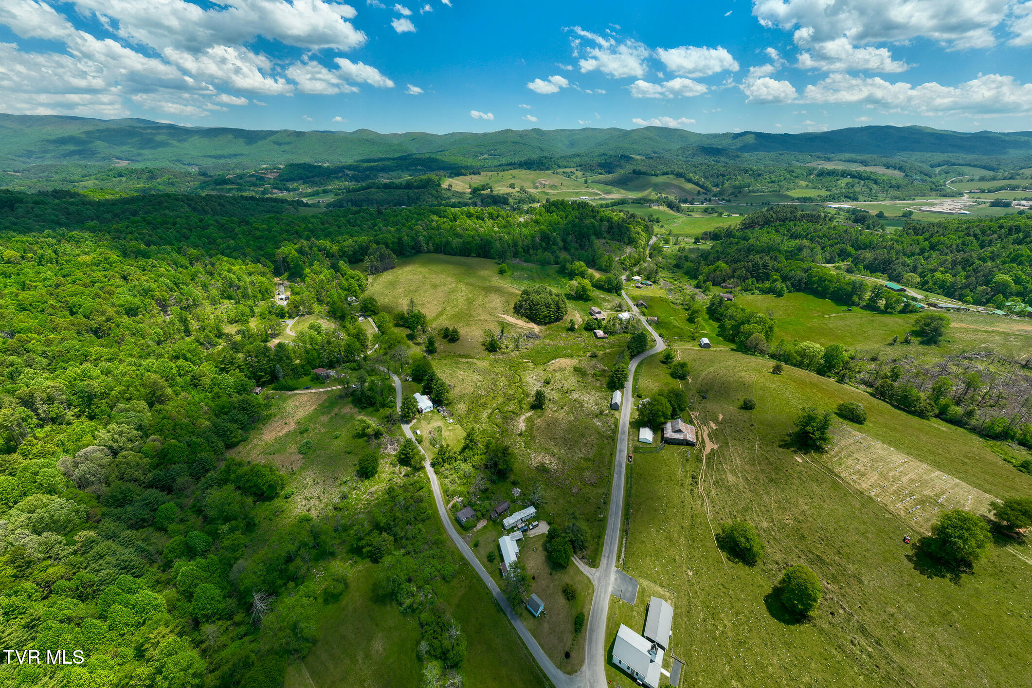856 Shingletown Road Mountain City, TN 37683 - Photo 6 of 77 856 Shingletown Road (6 of 91)