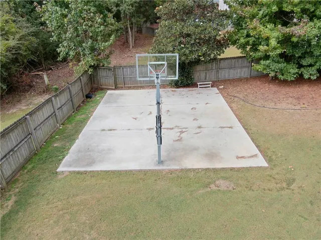 a view of a backyard