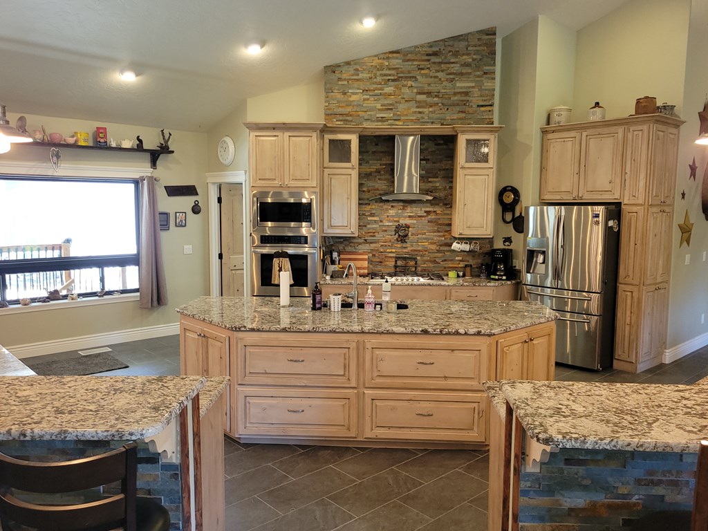 191 Clear Creek Road Cascade, ID 83611 - Photo 12 of 57 Vaulted ceilings