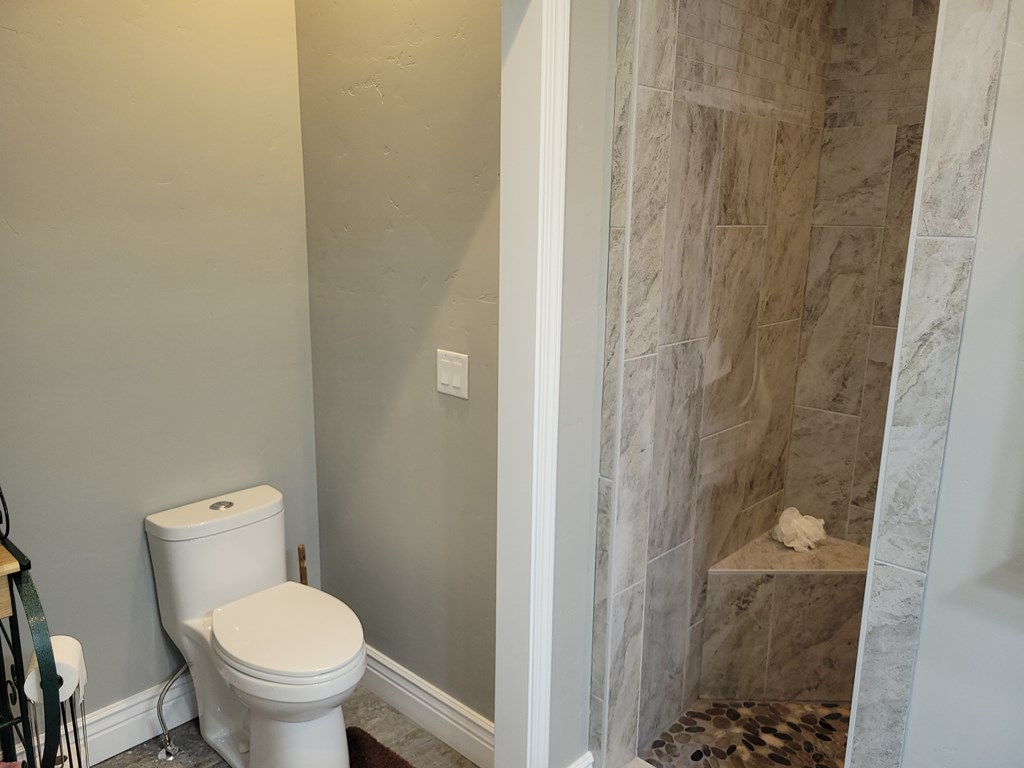 191 Clear Creek Road Cascade, ID 83611 - Photo 30 of 57 Private bath to bedroom #2