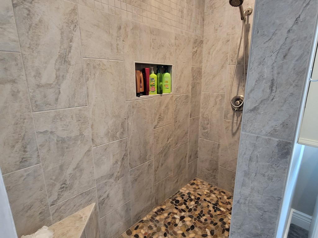 191 Clear Creek Road Cascade, ID 83611 - Photo 31 of 57 Walk in shower
