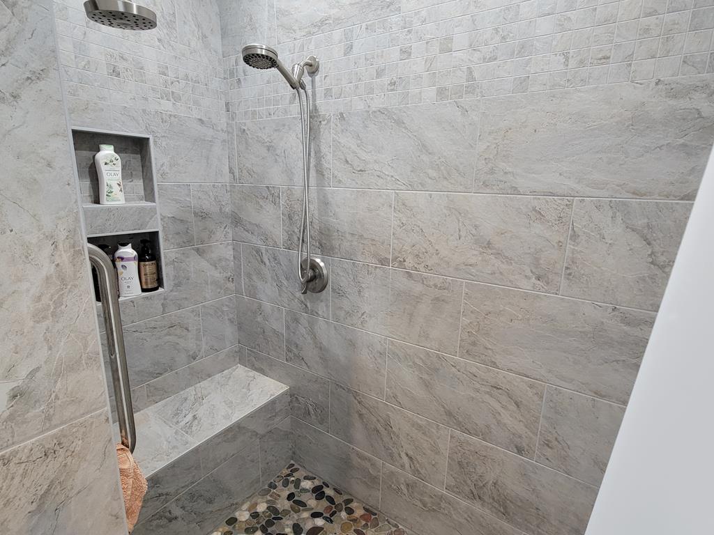 191 Clear Creek Road Cascade, ID 83611 - Photo 36 of 57 Private bath to bedroom #3