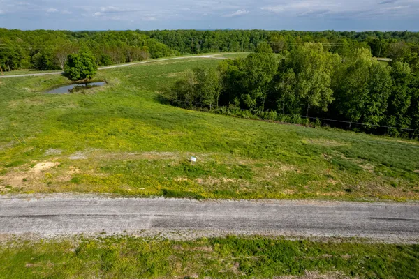a view of a yard with a house
