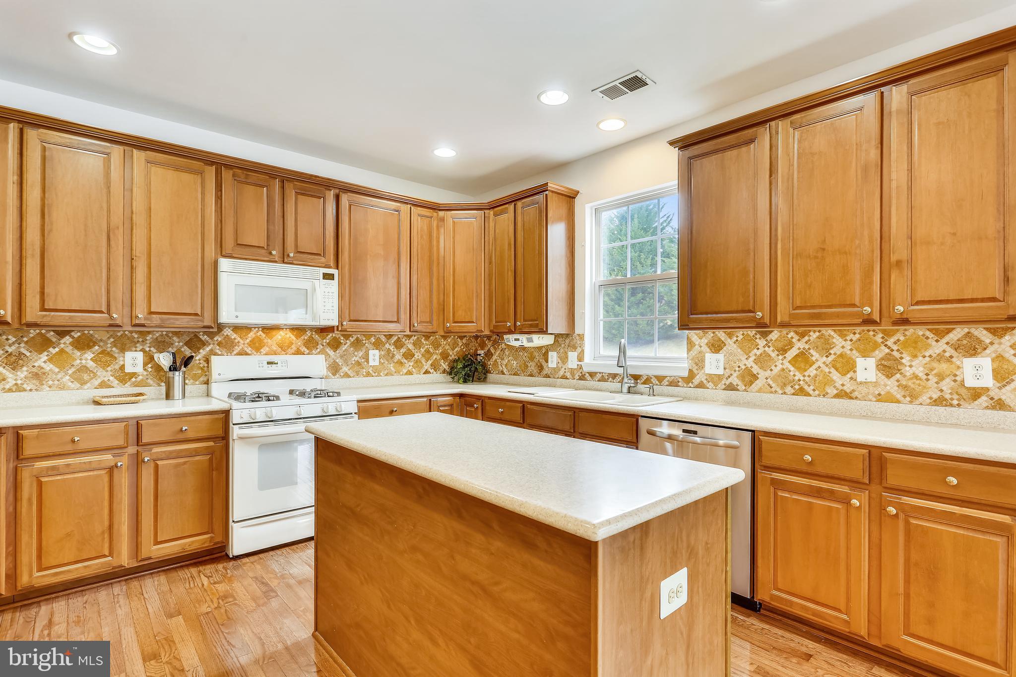 18519 Cornflower Road Boyds, MD 20841 - Photo 5 of 35 Beautiful Upgraded Kitchen