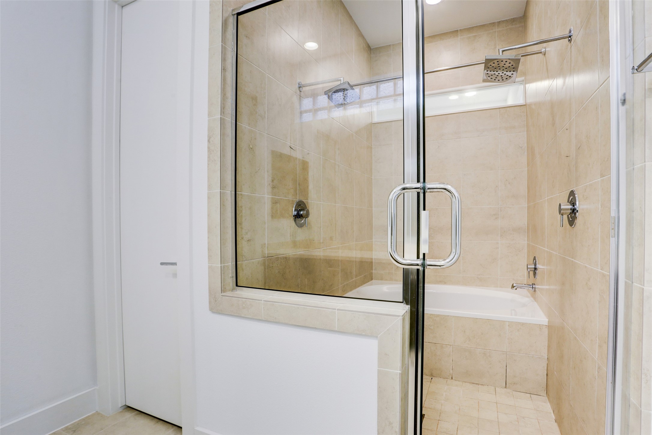 2344 Commerce Street Houston, TX 77003 - Photo 15 of 18 Primary Bathroom Tub/Shower combo