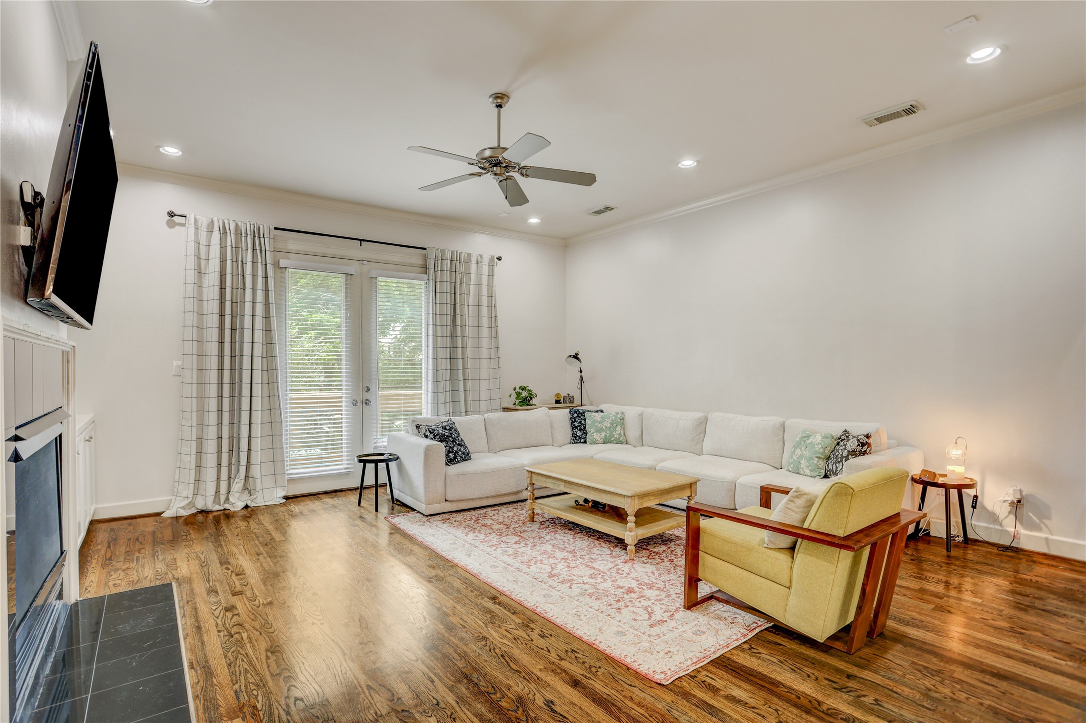 4262 Childress Street, Unit B Houston, TX 77005 - Photo 9 of 22 a living room with furniture and a flat screen tv