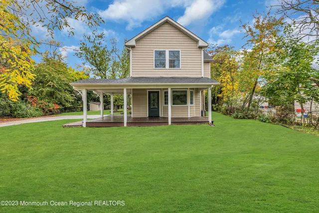 a view of a house with a backyard