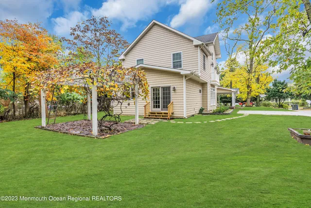 a view of a house with a yard