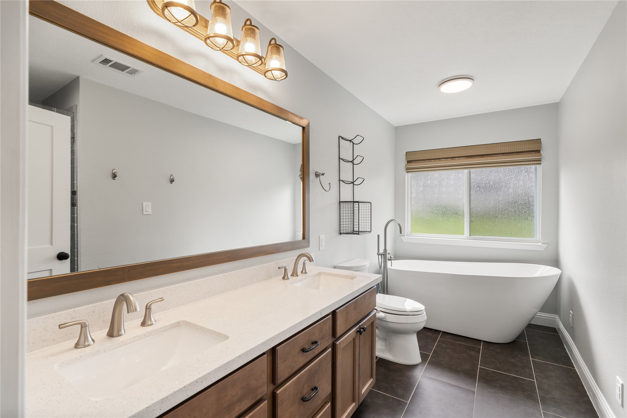292 Old Post Road South Livingston, TX 77351 - Photo 32 of 49 Full Hallway Bath with Tub and Shower