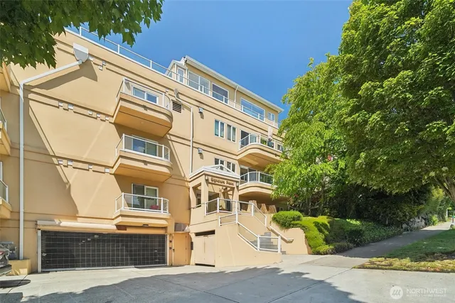 a view of building with yard