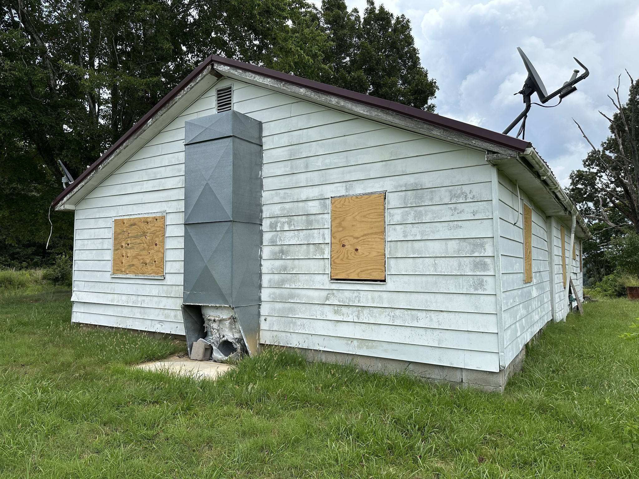 16415 Dawson Springs Road Crofton, KY 42217 - Photo 4 of 4 a front view of a house with a garden