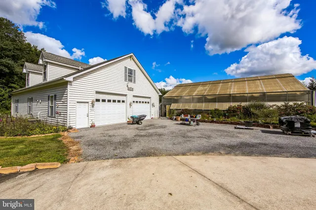 a black and white photo of a living room