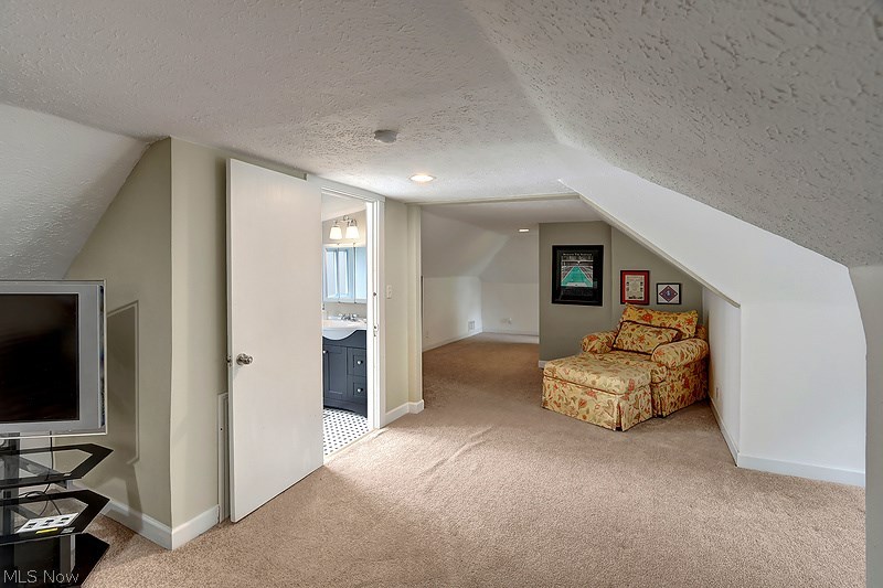 3272 East Scarborough Road Cleveland, OH 44118 - Photo 15 of 18 Second floor sitting area with full bath.