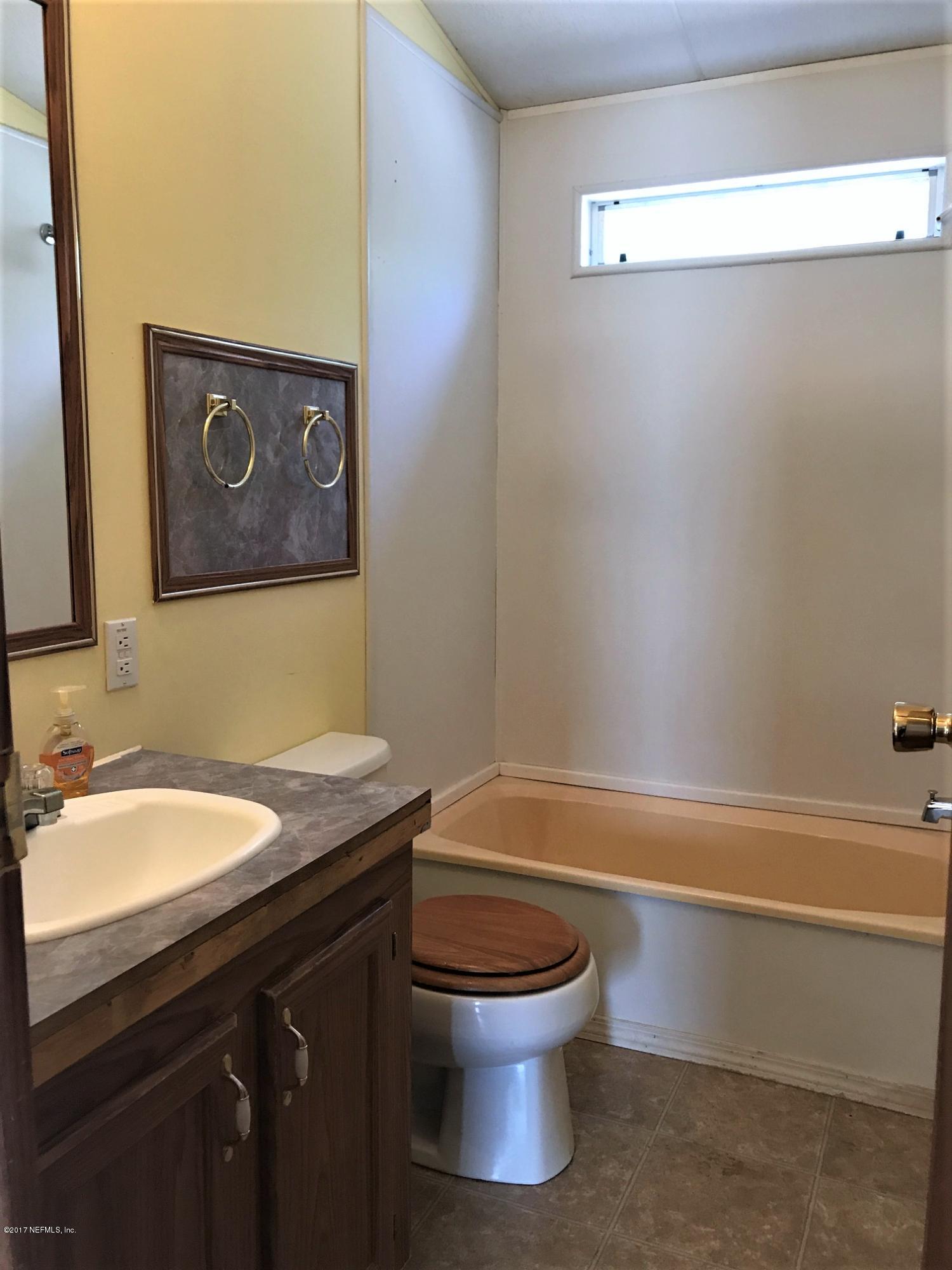 2073 Blue Knoll Road Middleburg, FL 32068 - Photo 5 of 20 HALLWAY BATHROOM