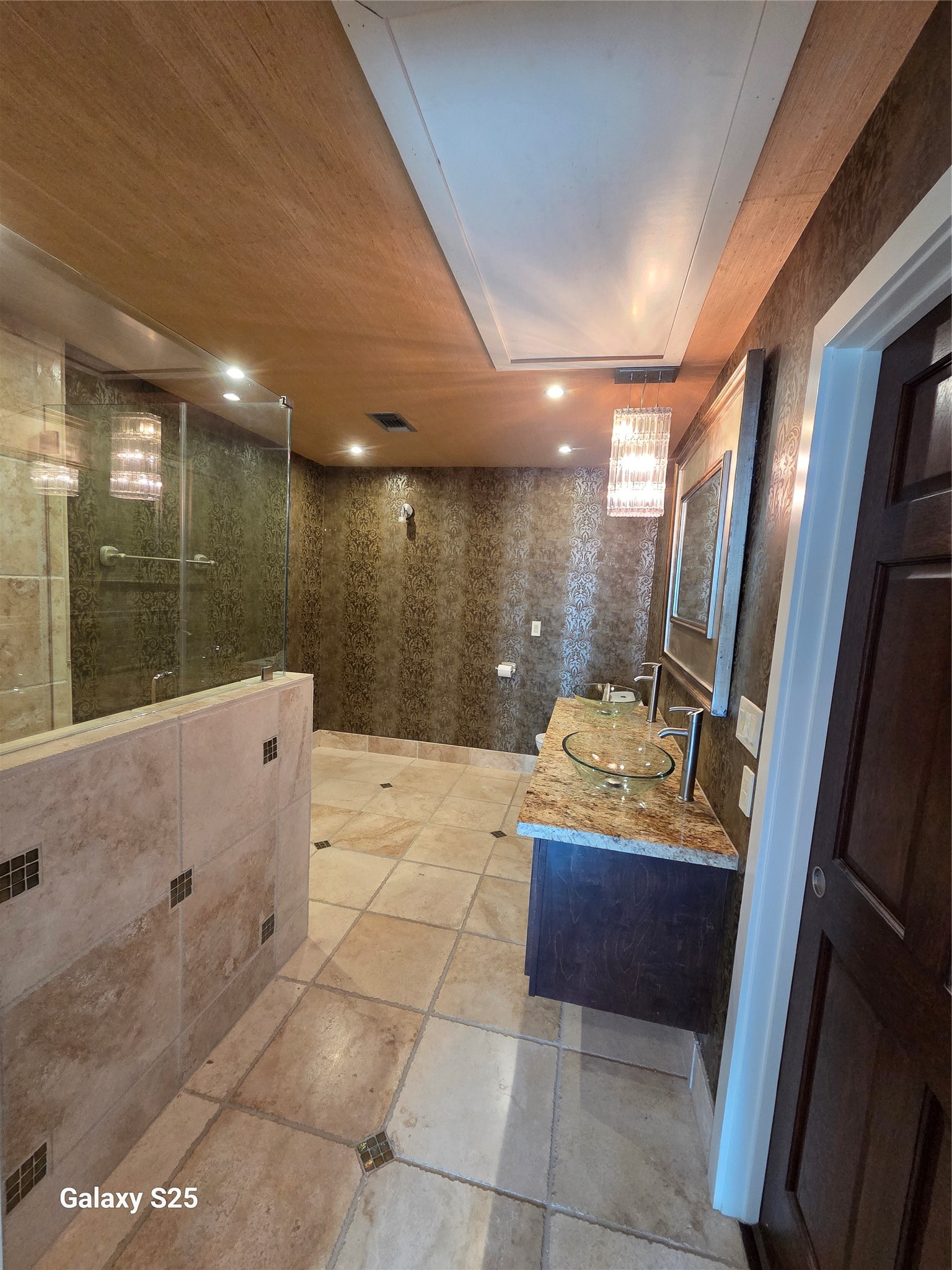 102 East 5th Street Houston, TX 77007 - Photo 28 of 44 Bathroom- view entering from Bedroom
