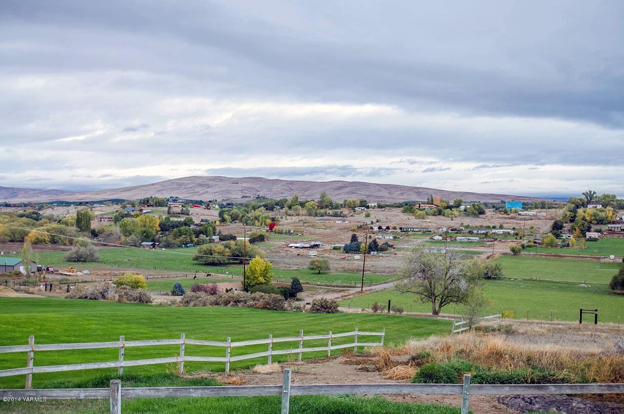 12605 Douglas Road Yakima, WA 98908 - Photo 5 of 10 a view of a city