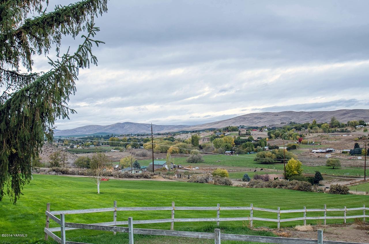 12605 Douglas Road Yakima, WA 98908 - Photo 6 of 10 a view of a city