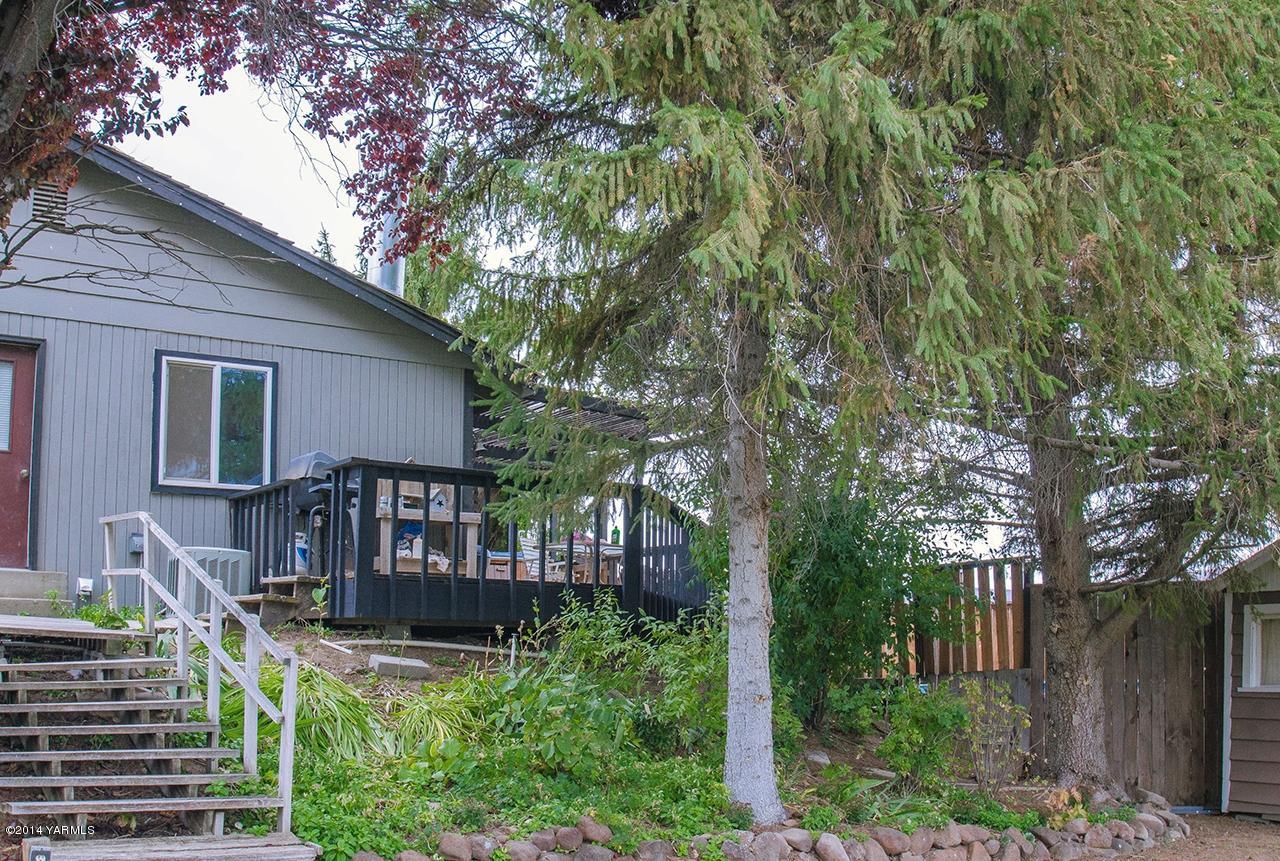 12605 Douglas Road Yakima, WA 98908 - Photo 7 of 10 a house view with a garden space
