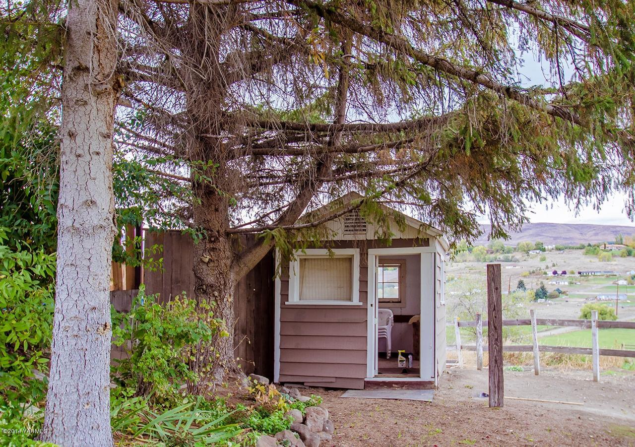 12605 Douglas Road Yakima, WA 98908 - Photo 8 of 10 a front view of a house with a garden