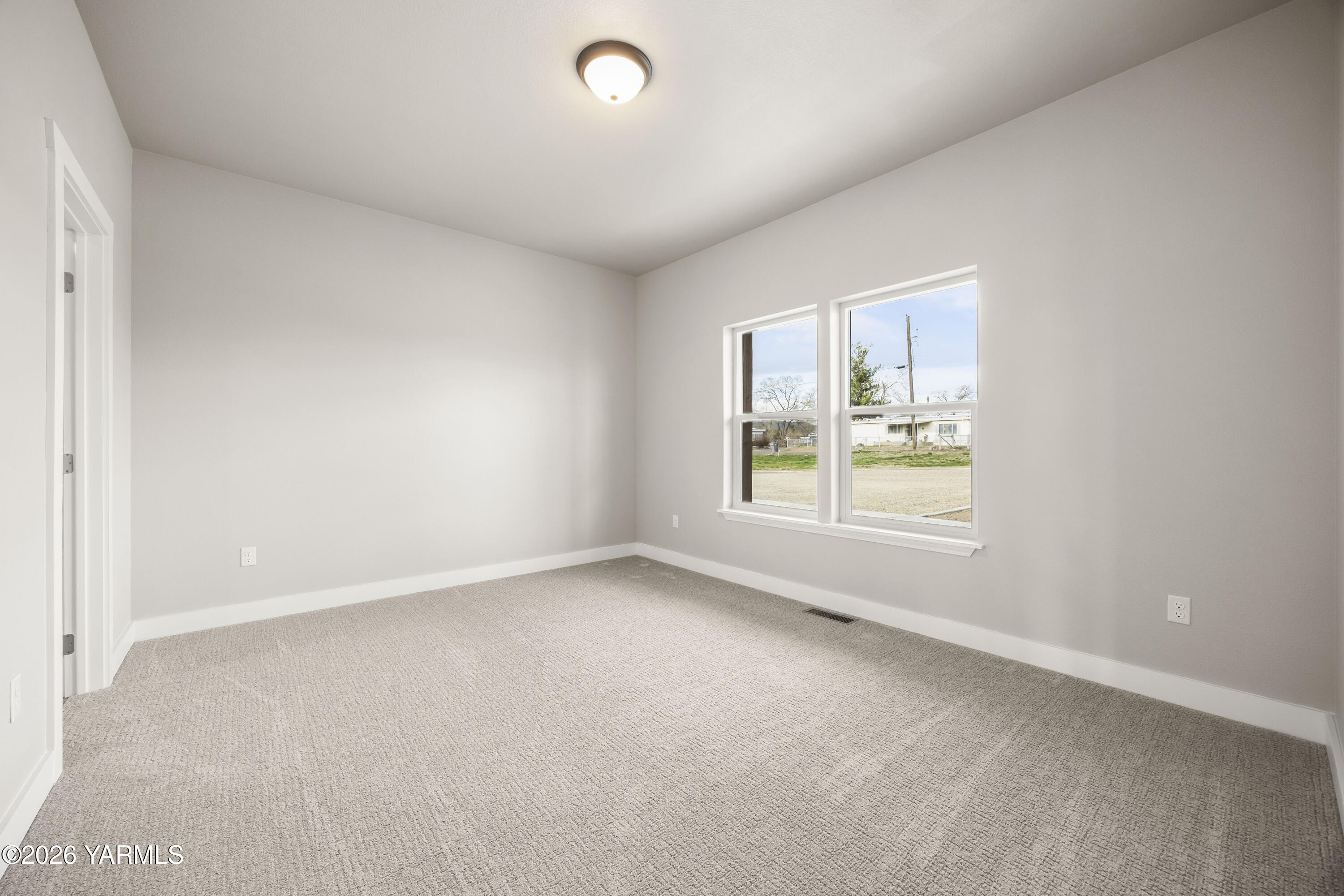 6133 South Moore Road Prosser, WA 99350 - Photo 20 of 54 an empty room with windows