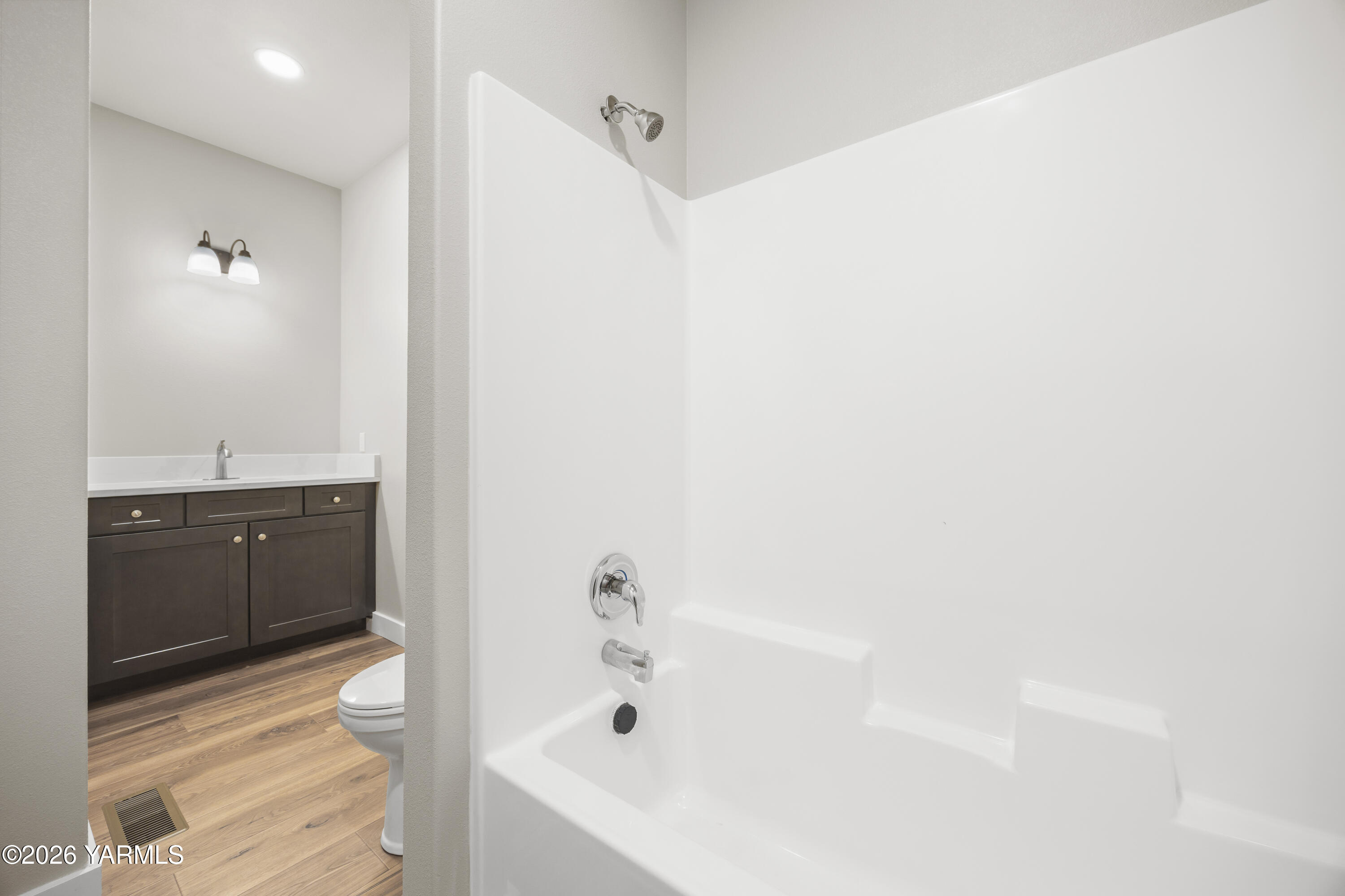 6133 South Moore Road Prosser, WA 99350 - Photo 21 of 54 a bathroom with a bathtub and a sink