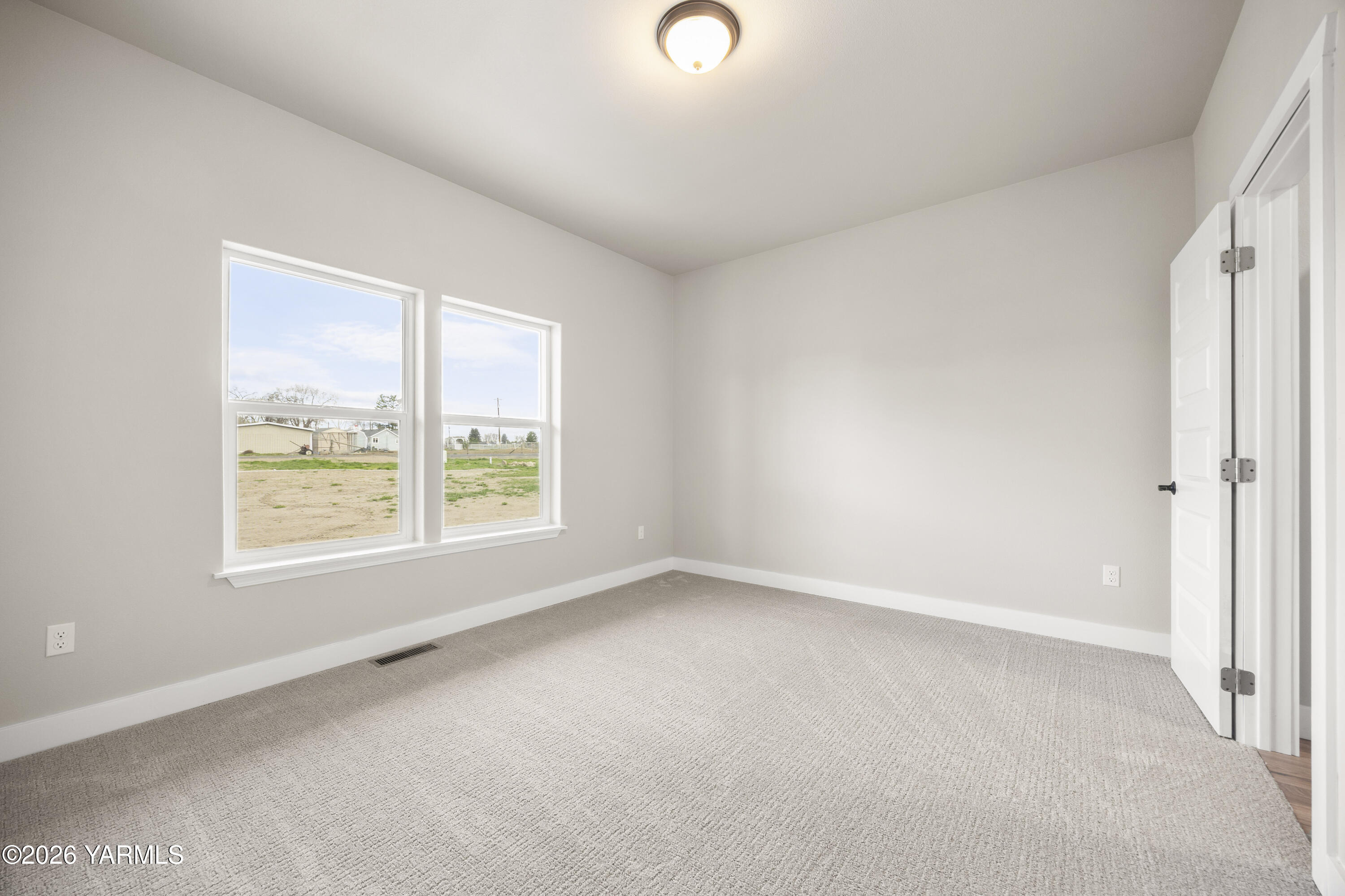 6133 South Moore Road Prosser, WA 99350 - Photo 26 of 54 an empty room with a window