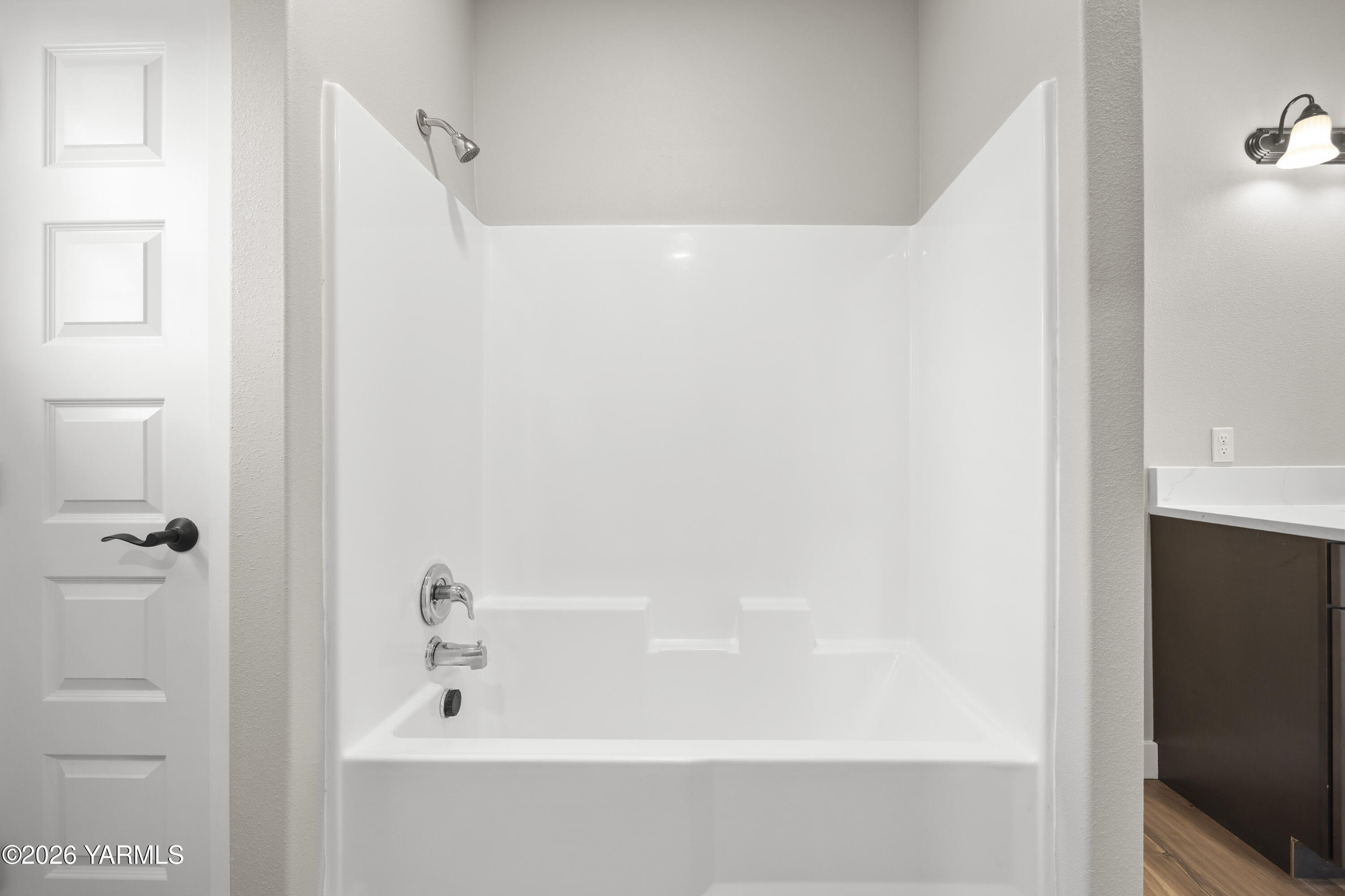 6133 South Moore Road Prosser, WA 99350 - Photo 28 of 54 a bathroom with a bathtub