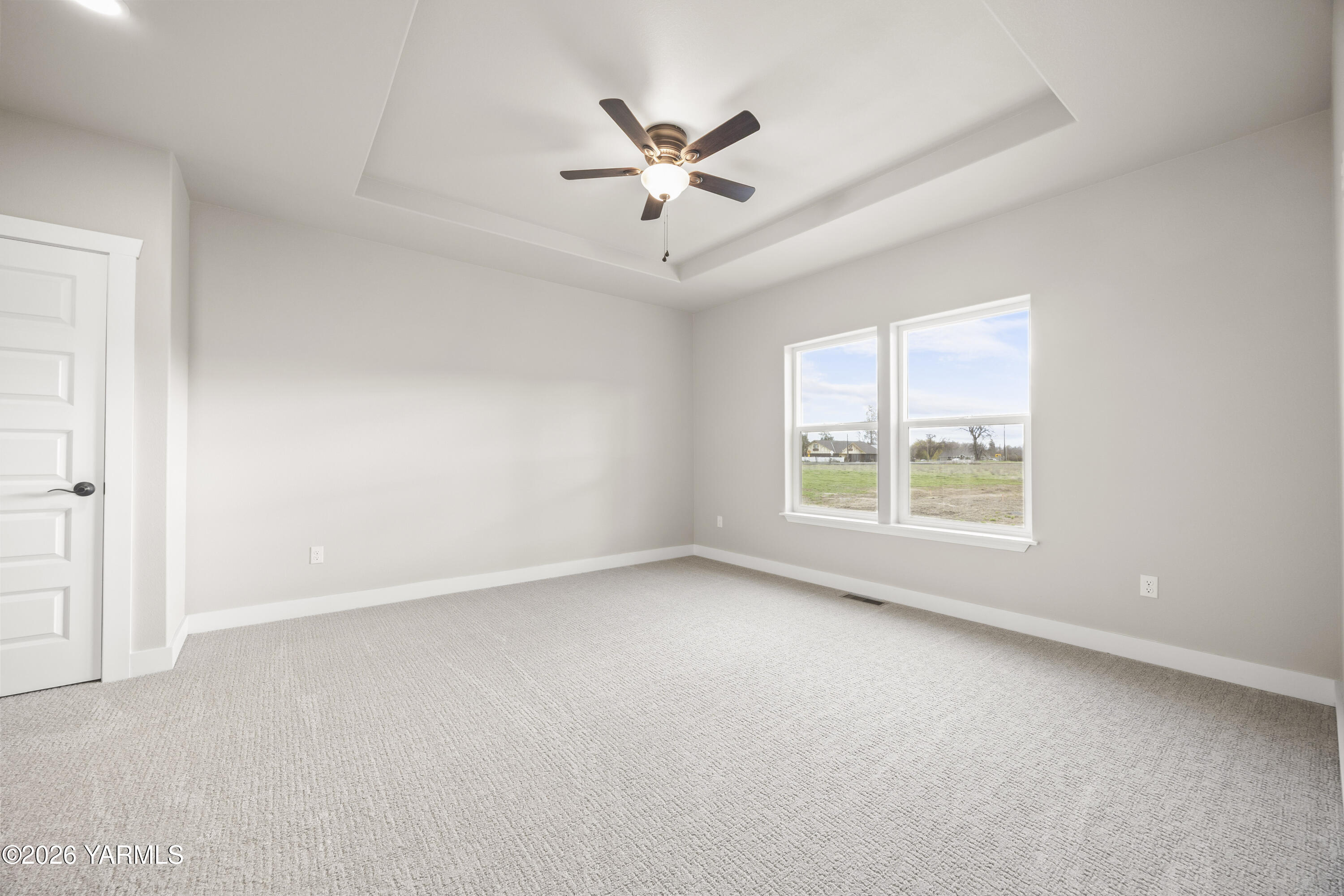 6133 South Moore Road Prosser, WA 99350 - Photo 30 of 54 an empty room with a ceiling fan and window