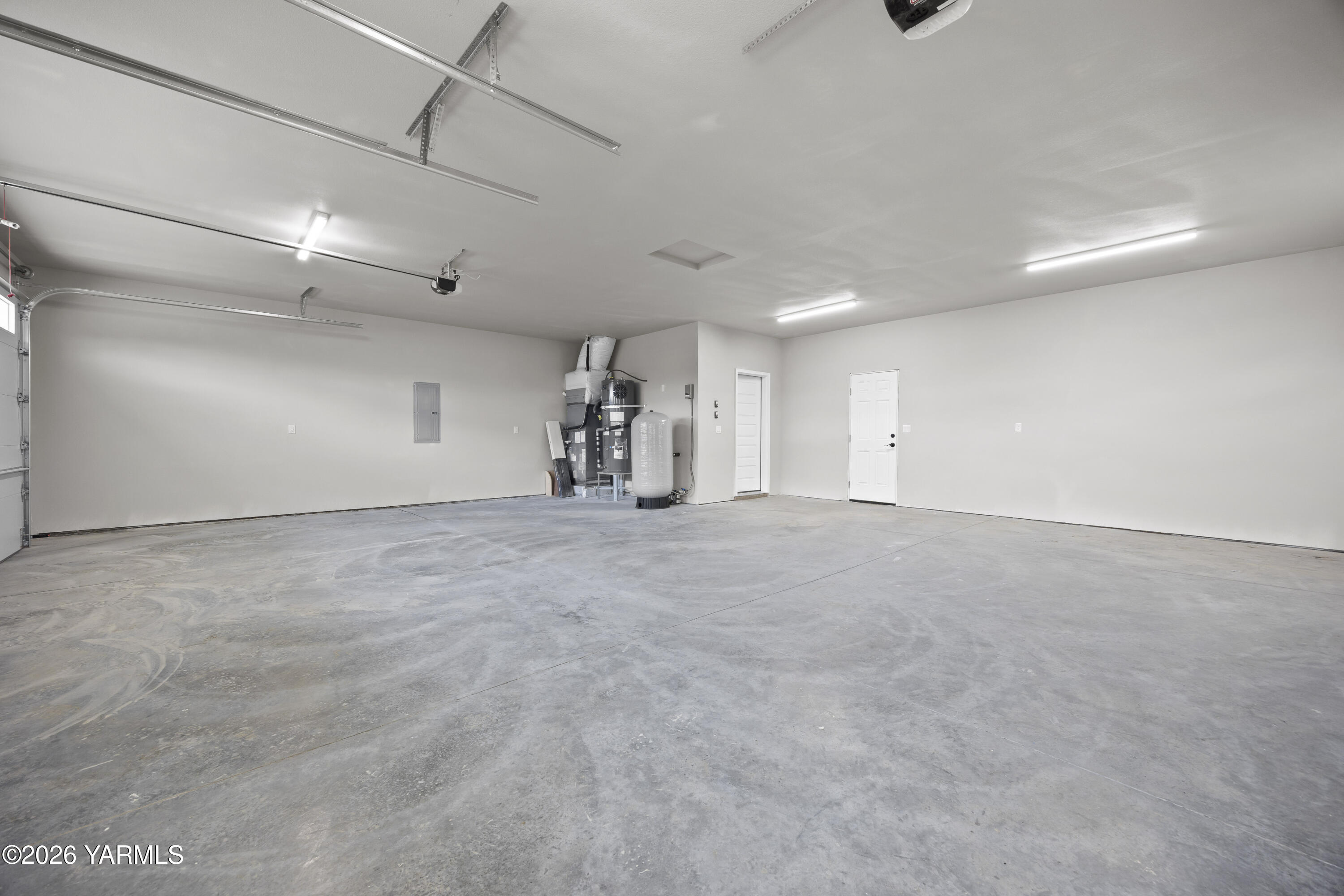 6133 South Moore Road Prosser, WA 99350 - Photo 41 of 54 an empty room with entrance and windows