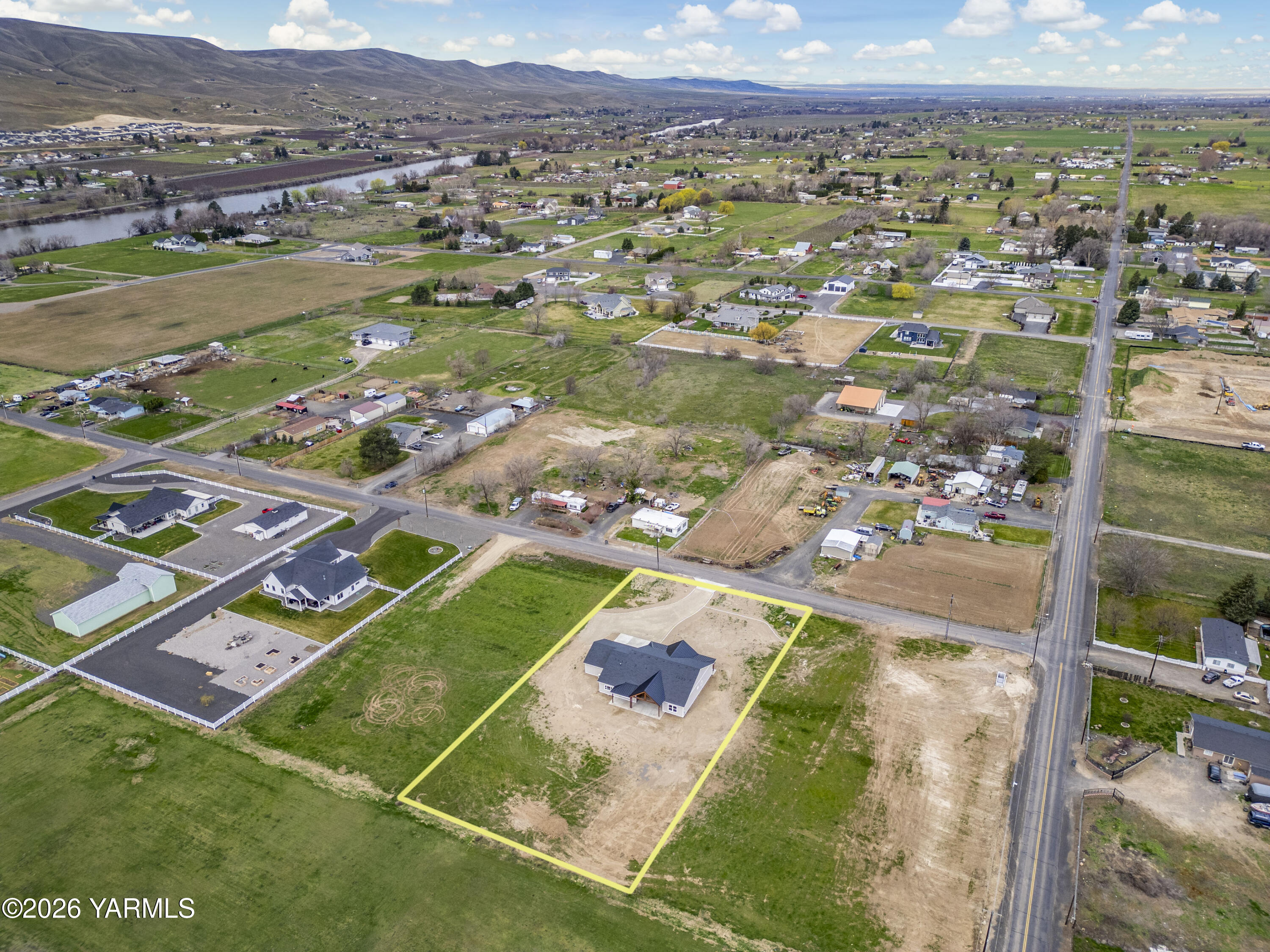 6133 South Moore Road Prosser, WA 99350 - Photo 46 of 54 an aerial view of residential houses with outdoor space and river