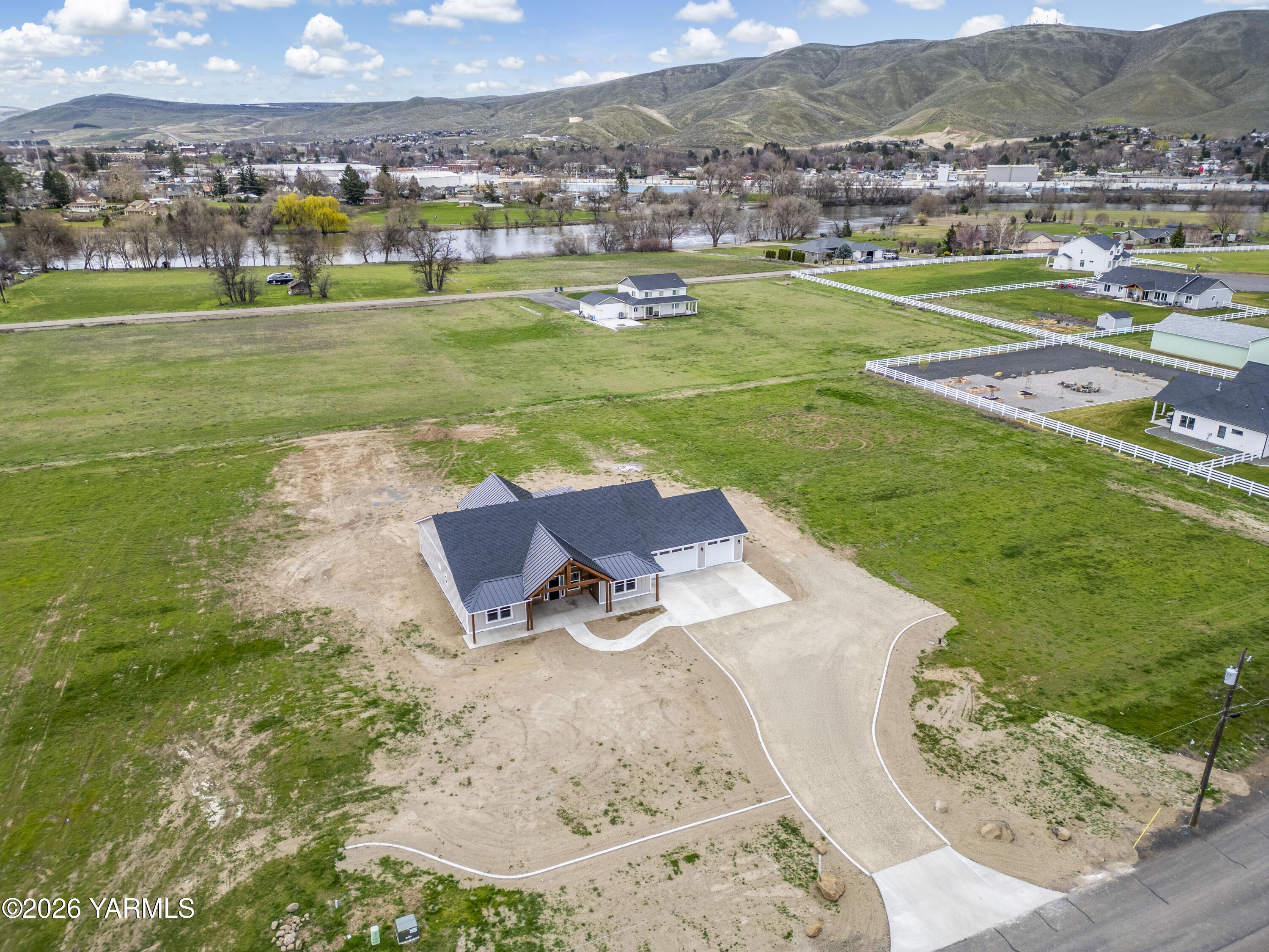 6133 South Moore Road Prosser, WA 99350 - Photo 51 of 54 an aerial view of a residential houses with outdoor space and river view