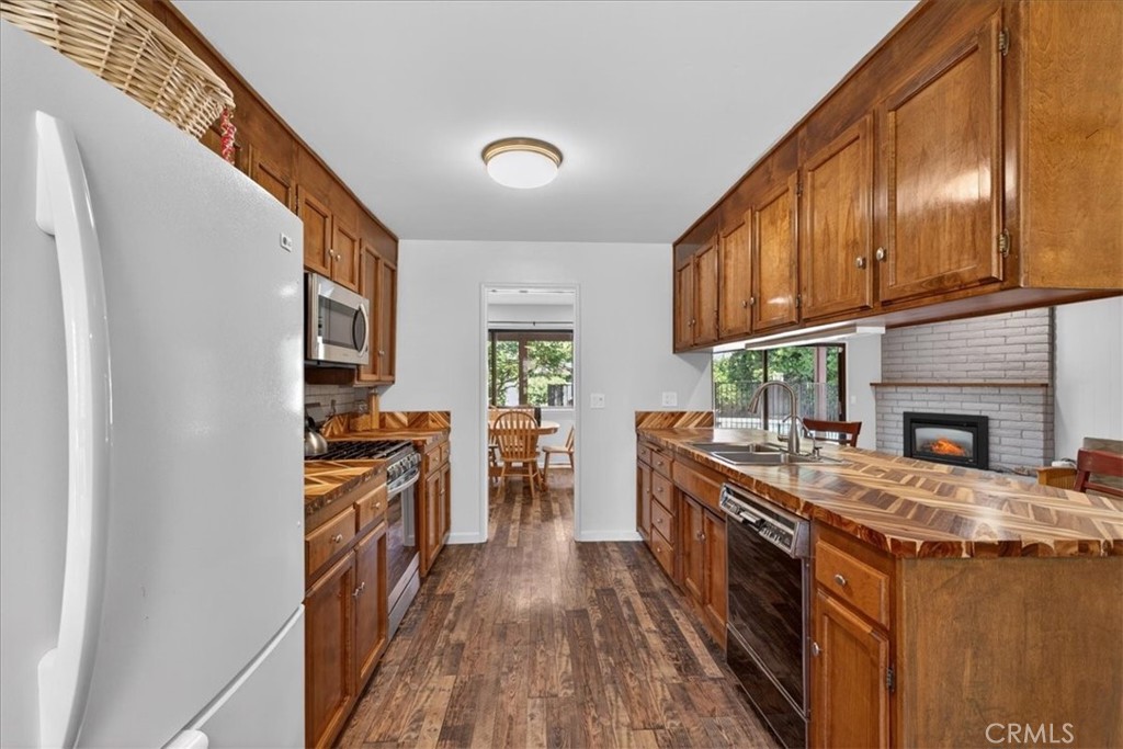 1373 Richland Road Yuba City, CA 95993 - Photo 9 of 47 Beautiful butcher block countertops
