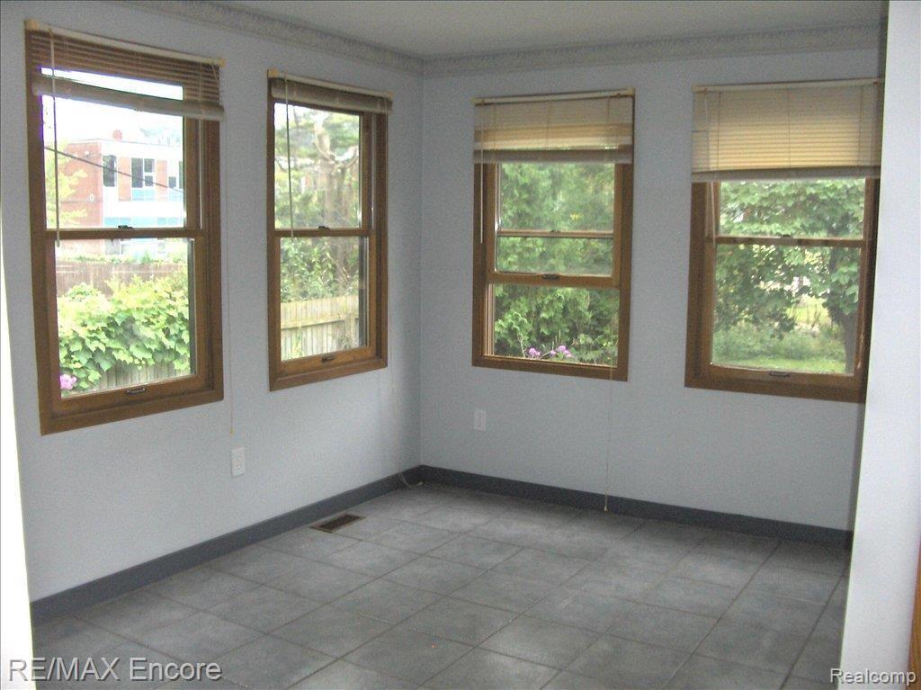 76 Chippewa Road Pontiac, MI 48341 - Photo 9 of 21 Ceramic Breakfast Room