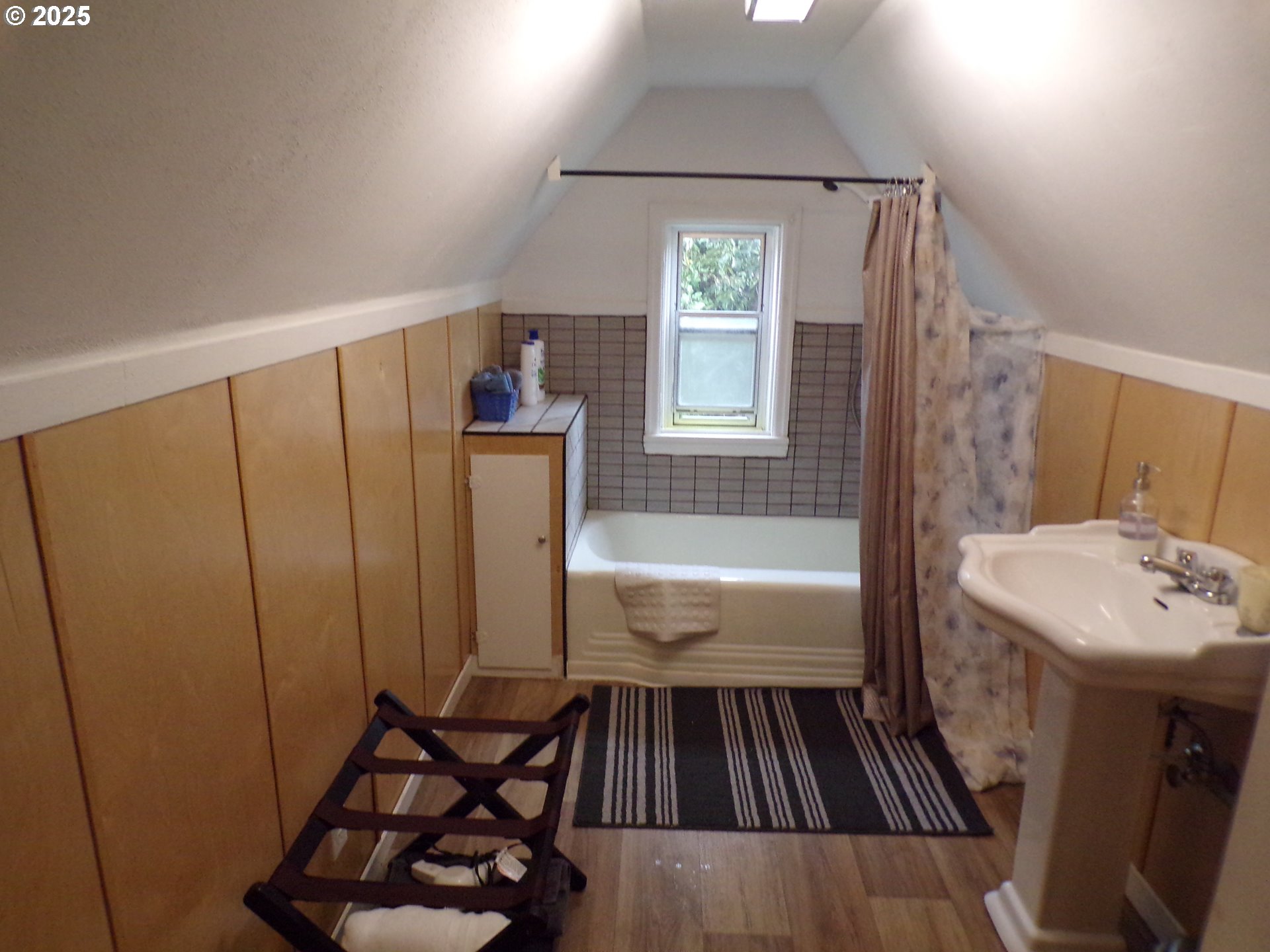 960 Shipping Street Northeast Salem, OR 97301 - Photo 20 of 29 a bathroom with a sink toilet and shower
