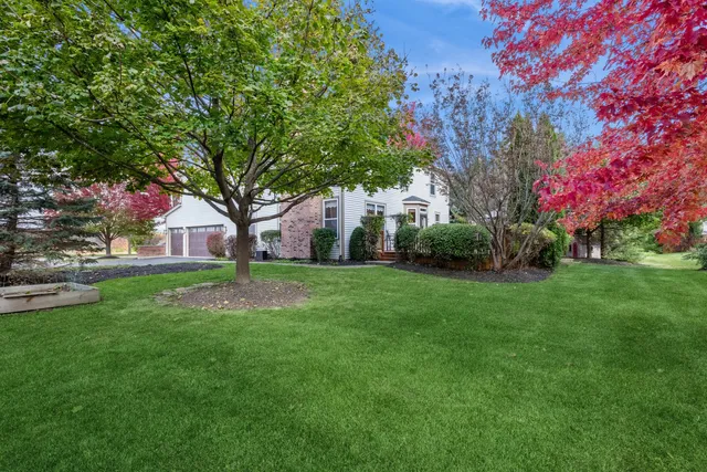 a view of a house with backyard