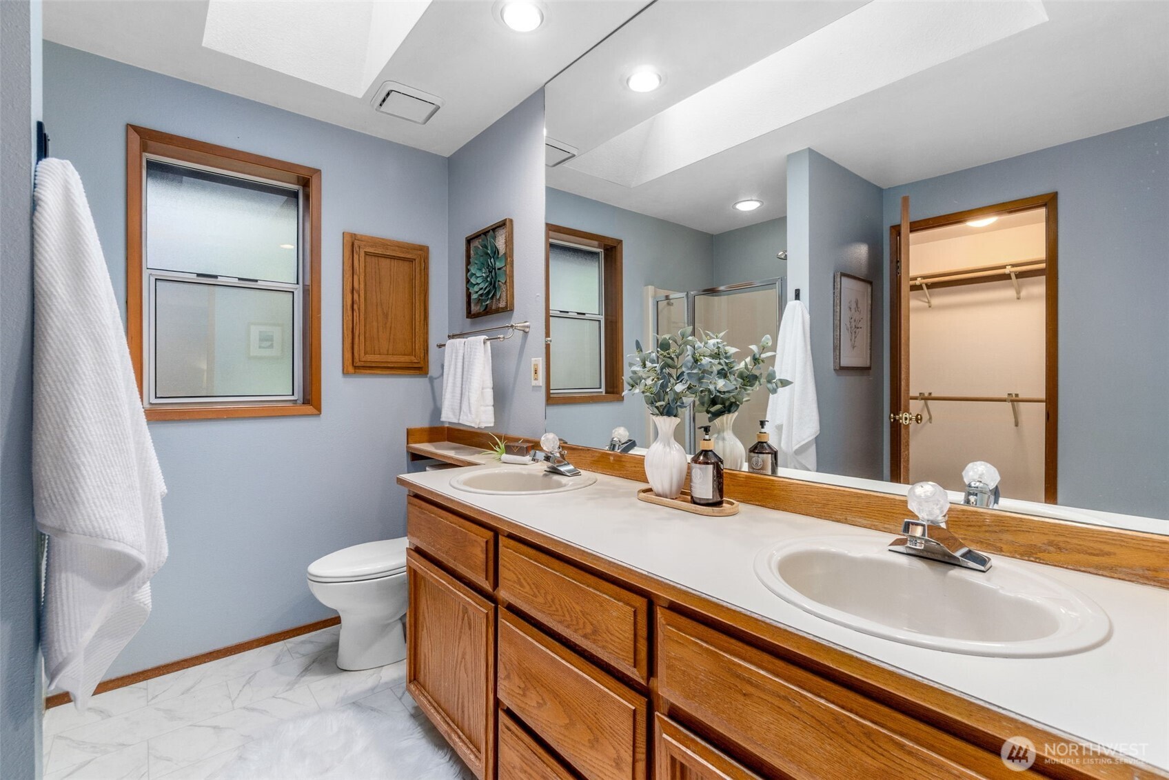 21007 Pioneer Way Edmonds, WA 98026 - Photo 14 of 27 a bathroom with a toilet sink and mirror
